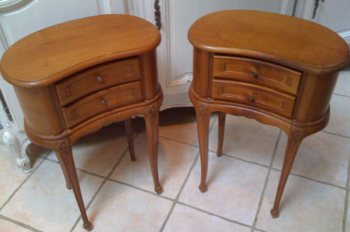PAIR OF VINTAGE CHERRYWOOD BEDSIDE TABLES